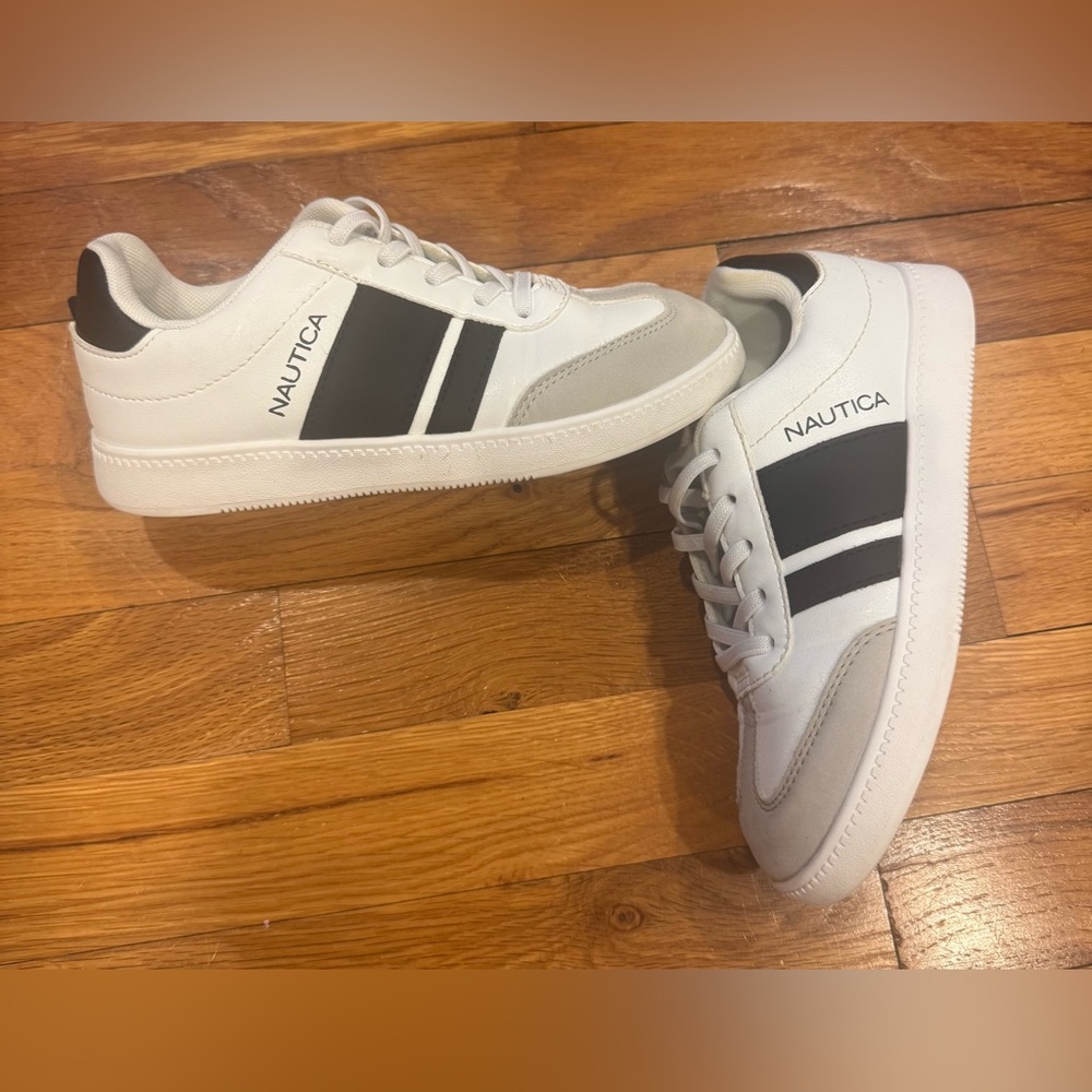 Nautica Boy’s Sneakers in White and Navy Size 1